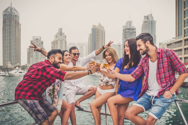 Main Image Vivez Dubaï entre amis : yachts, supercars et aventures VIP