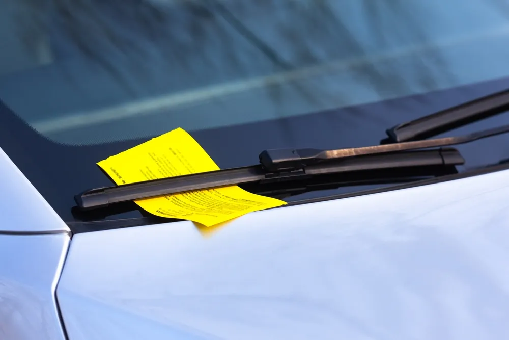  Is it legal to put stickers on a car in the UAE