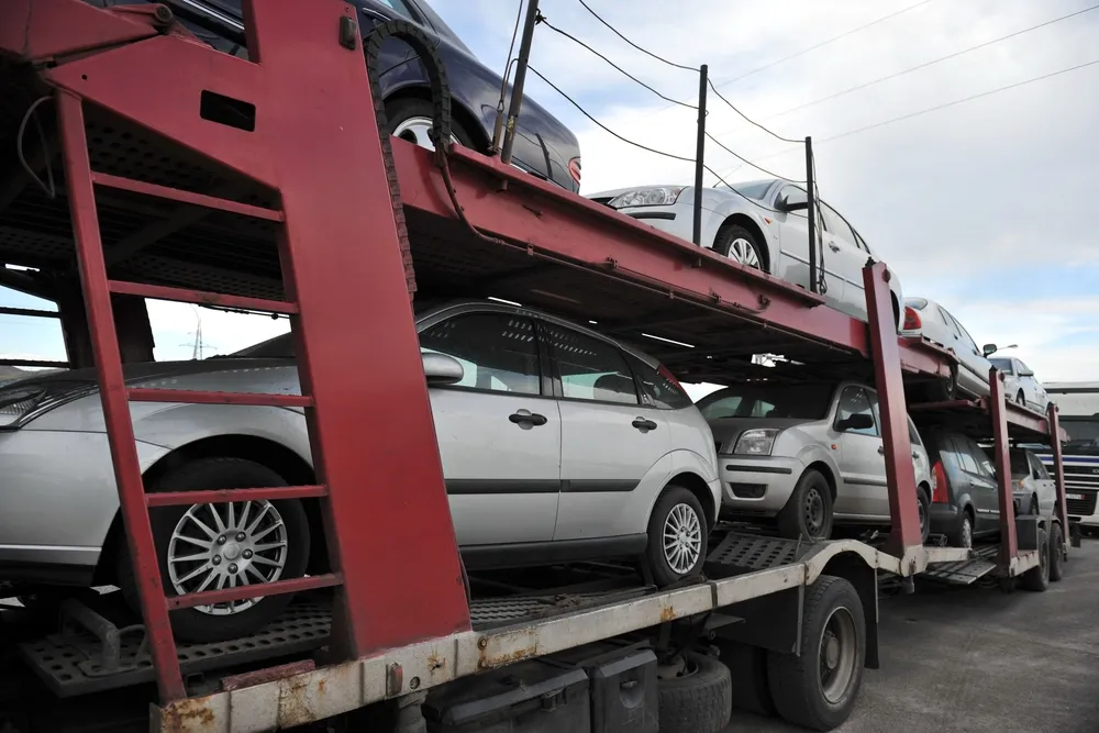 What are the rules for importing cars to UAE