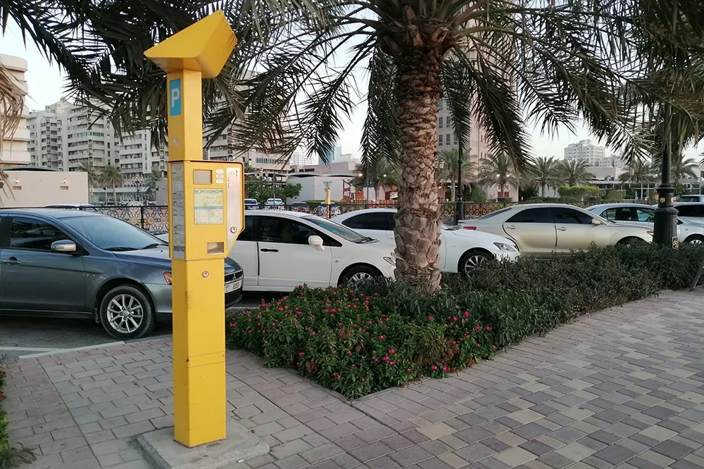 Main Image دليلك لخدمة مواقف الشارقة SMS: الحجز، الرسوم، والمواعيد