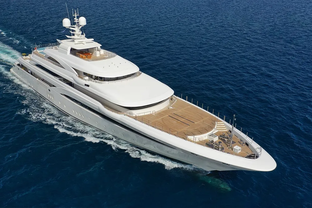 exclusive yacht stay Dubai vs luxury hotel