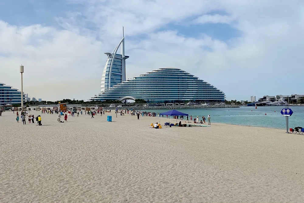 أسئلة شائعة حول إجازات الإمارات 2025