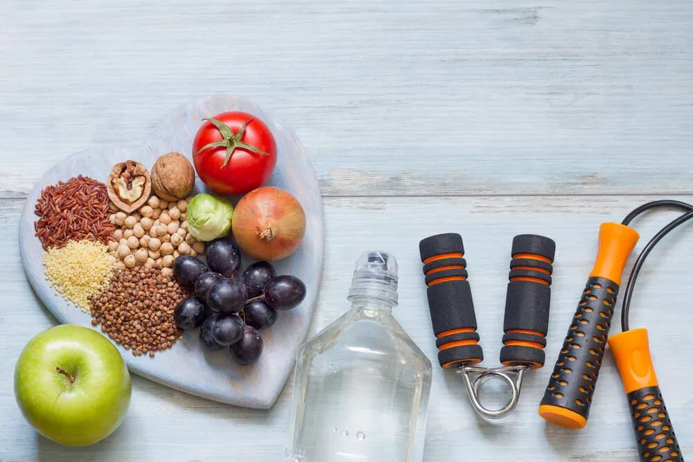 habitos-saludables-fruta-ejercicio.jpg.webp