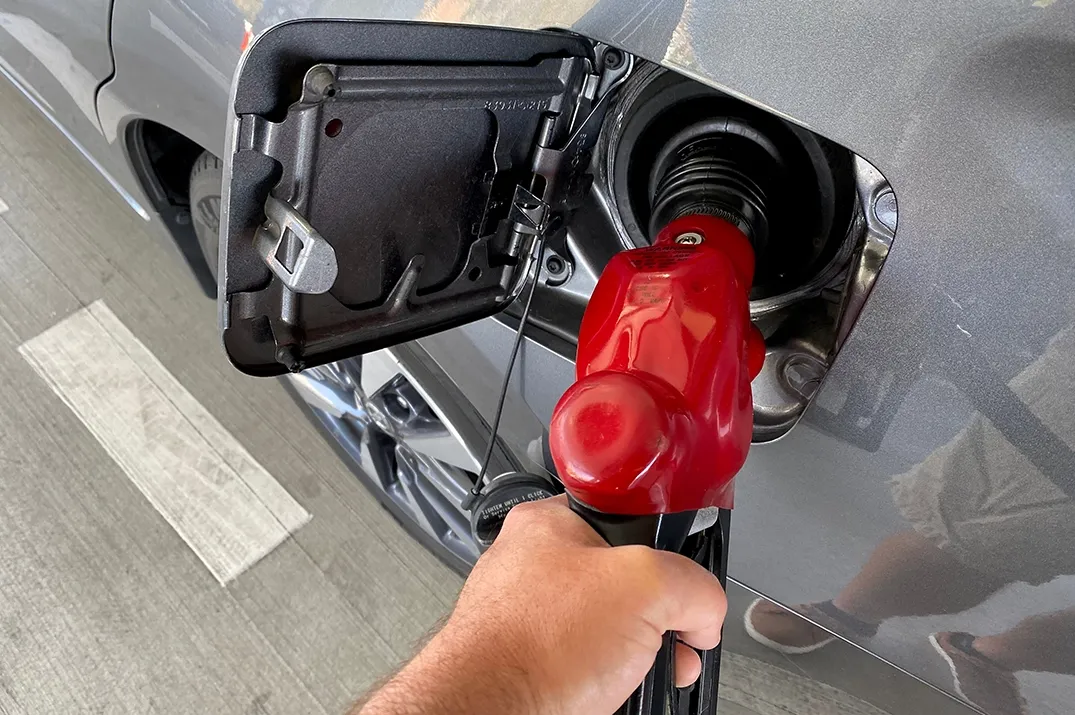 من يحدد أسعار الوقود فى الامارات آلية شفافة للمراجعة الشهرية