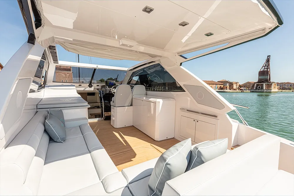 private yacht rental for tourists in dubai
